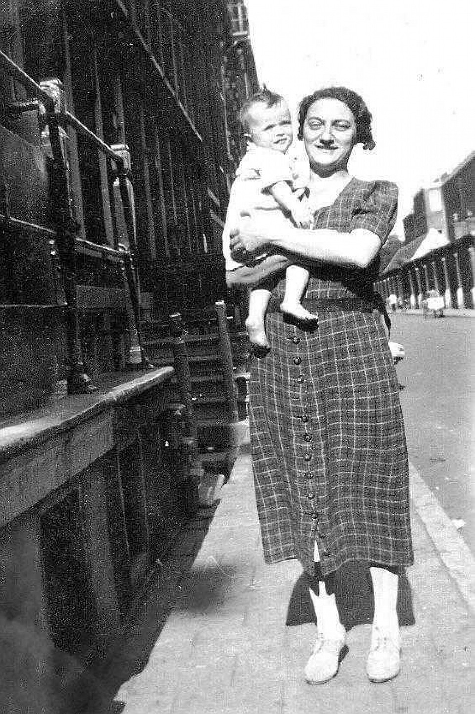 1 June 1937 | A Dutch Jewish boy, Manuel Scheffer, was born in Amsterdam.  In September 1942 he was deported to #Auschwitz and murdered in a gas chamber together with his mother, Rachel.