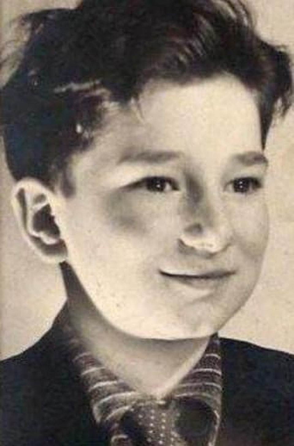 2 June 1931 | A Dutch Jewish boy, Josua Boesenach, was born in The Hague.  In November 1943 he was deported to #Auschwitz and murdered in a gas chamber.
