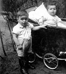 Abraham e Sara Schwarzschild. Di Riga. Uccisi in una fossa comune a Riga il 25 Ottobre 1941. Avevano 4 e 3 anni.