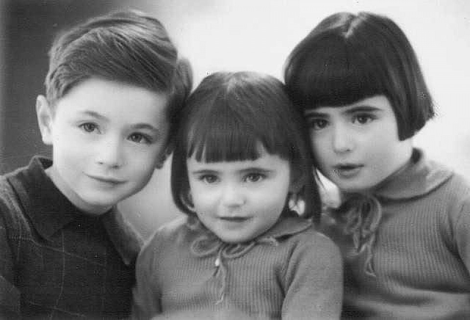 2 August 1938 | A Dutch Jewish girl, Jeannette Groenteman, (in the middle) was born in Amsterdam.  In 1942 she was deported to #Auschwitz with her mother Lena and siblings Anne & John. All were probably murdered together in a gas chamber.