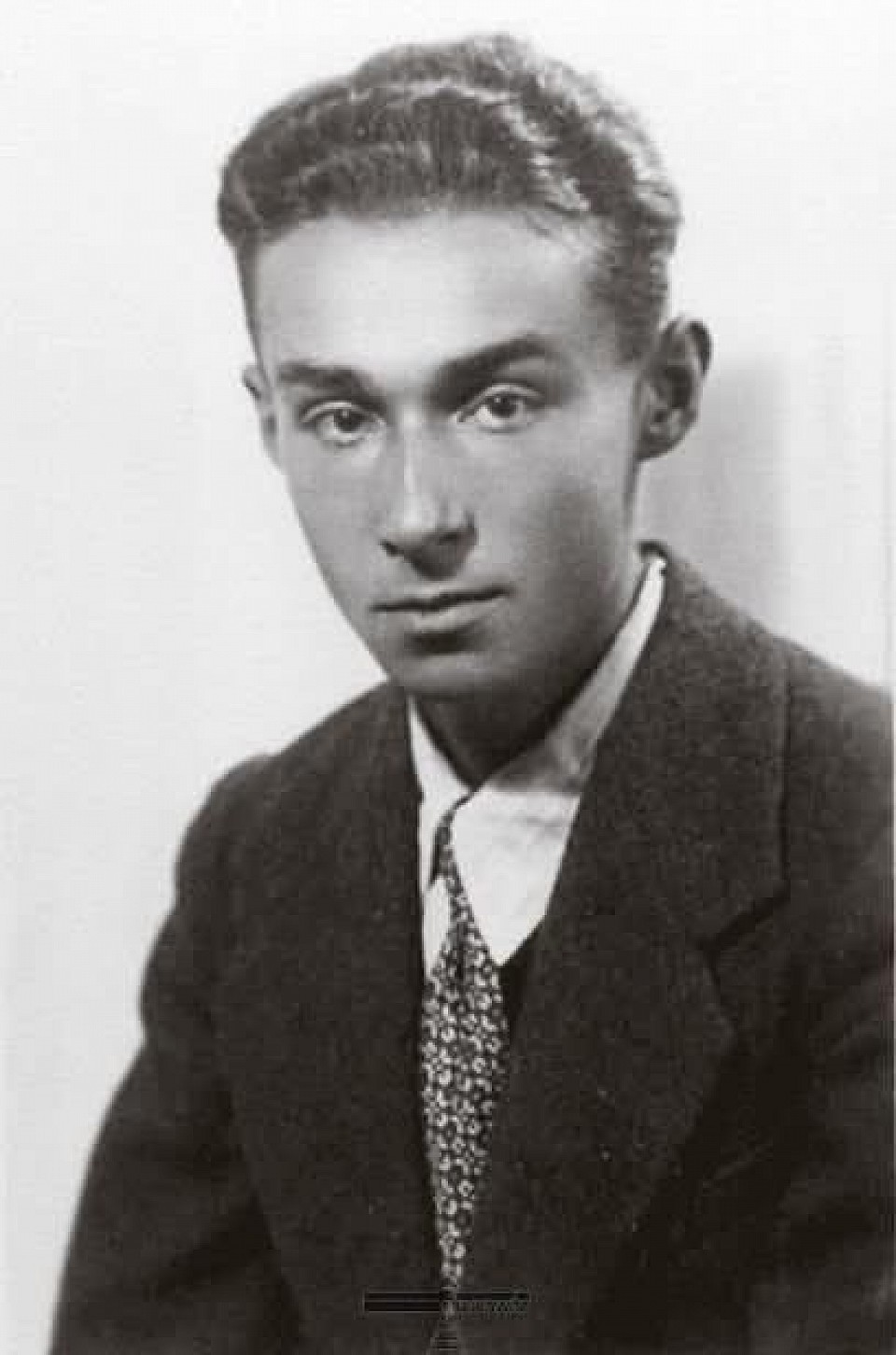 31 July 1919 | Primo Levi was born in Turin. He was an Italian Jewish writer & chemist. From 26 February 1944 a prisoner of the German Nazi #Auschwitz camp no. 174517. In September 1947 he published his book 