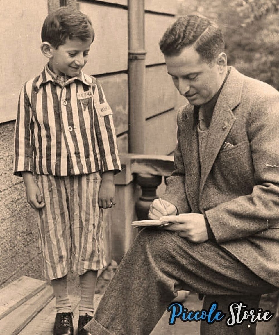 Aveva solo quattro anni quando lo strapparono alla sua casa e lo gettarono nell’inferno di Buchenwald. Si chiamava Joseph Schlipstein e, tra migliaia di volti segnati dall’orrore, il suo era uno dei più piccoli. Il destino, lì dentro, non lasciava scampo ai bambini.  Ma suo padre non si arrese. In un gesto disperato, lo nascose dentro una valigia, tenendolo lontano dagli occhi delle SS. Per qualche tempo, quel guscio di tela e cuoio fu il suo rifugio, la sua corazza fragile contro un mondo che voleva cancellarlo.  Il segreto, però, non poteva durare. Un giorno, le guardie lo scoprirono. E accadde l’inimmaginabile: invece di condannarlo, alcuni di loro — forse mossi da un residuo di coscienza, forse per capriccio — iniziarono a trattarlo come la “mascotte” del campo. Un gesto assurdo e inspiegabile in un luogo costruito per annientare ogni traccia di compassione.  E così Joseph sopravvisse.  Nel 1948, a sette anni, sedette davanti a un giornalista americano. Indossava ancora la divisa a righe dei prigionieri. Il suo corpo era piccolo, fragile, ma il suo sguardo portava la forza di chi aveva attraversato l’oscurità e ne era uscito vivo. La sua foto fece il giro del mondo, diventando un simbolo di resistenza e di speranza.  Fu uno dei più giovani a uscire vivo da Buchenwald. E trovò il coraggio di raccontare ciò che aveva vissuto.  Perché certe storie, una volta sopravvissute, non possono essere sepolte. Devono essere ricordate. Sempre.  Piccole Storie.