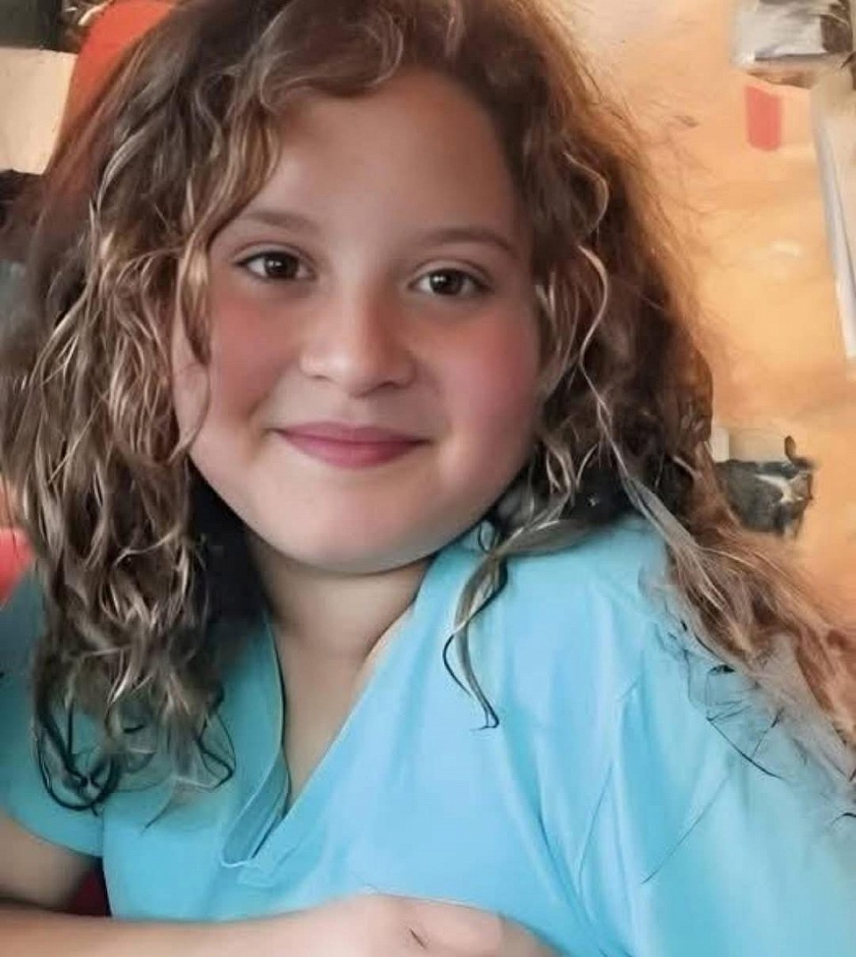 “Per favore, domani devo andare a scuola, lasciatemi andare”, queste furono le parole di Liel Hezroni, 12 anni, rivolte alle SS paleSStinesi.   Il suo corpo è stato ritrovato 38 giorni dopo la scomparsa, quando il kibbutz Be’eri l’aveva già dichiarata dispersa.   Liel è stata brutalmente assassinata da membri di Hamas, descritti da alcuni sinistri come “combattenti per la libertà”.  Una vita spezzata troppo presto, un grido d’innocenza che non può più essere silenziato. InPrimoPiano