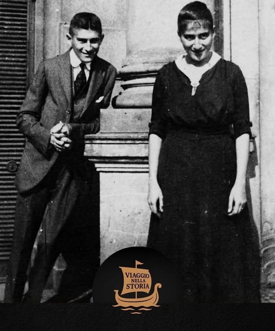 Il 7 ottobre 1943, tra il filo spinato elettrificato, il fumo acre dei forni e il silenzio assordante delle urla mai udite, ad Auschwitz accadde qualcosa che ancora oggi trema nel cuore di chi ascolta.  In un luogo costruito per spegnere ogni traccia di dignità, Ottla Kafka — sorella minore di Franz Kafka — compì un gesto che lacerò il buio per un solo, eterno istante. Un gesto tanto semplice quanto immenso: scegliere l’amore, proprio lì, nel ventre del male.  Ottla non era destinata a morire quel giorno. Era stata selezionata nel campo di Terezín per un altro trasferimento. Non era il suo turno. Non ancora. Ma il destino prese una piega che solo i cuori liberi possono seguire. Camminando lungo il perimetro del campo, Ottla vide un gruppo di bambini. Piccoli, smarriti, scalzi. Stringevano le mani di nessuno, abbracciavano solo la paura. E negli occhi avevano lo stesso terrore che lei conosceva bene.  In quel momento, Ottla non fuggì, non distolse lo sguardo, non cercò una via di scampo. Si avvicinò. E con la calma incrollabile che solo l’amore sa portare nel caos, chiese di essere aggiunta al trasporto. Nessuno la obbligava. Nessuno le puntava contro un’arma. Ma lei scelse.  Scelse di non lasciarli soli. Scelse di esserci. Sapendo — come tutti sapevano — che quel treno non portava al lavoro, ma alla fine. Scelse di salire con loro. Di tener loro la mano. Di accompagnarli, forse solo con lo sguardo, fino all’ultimo respiro.  Forse sperava di rassicurarli. Forse desiderava che, almeno per qualche ora, quei bambini non sentissero solo terrore, ma anche una carezza. Forse voleva che non morissero dimenticati. E così lo fece. Con passo deciso, entrò in quel vagone. Non come prigioniera. Come madre. Come umana. Come presenza.  Quando il treno si fermò, non ci fu salvezza. Nessuna spiegazione. Nessuna parola. Solo comandi secchi, solo la solita, spietata sequenza. Ottla e quei bambini furono portati direttamente alle camere a gas. Nessuna speranza. Solo una porta che si chiudeva. Per sempre.  Ma la sua scelta resta. Resta e brucia. In mezzo a un ingranaggio creato per annientare, lei decise di essere luce. Non un gesto eroico da prima pagina. Non una ribellione clamorosa. Ma un atto di puro amore. Assoluto. Silenzioso. Potente.  Il suo corpo è scomparso. Ma il suo gesto è rimasto. È rimasto nei libri, nelle voci, nei cuori. Non salvò quelle vite. Ma salvò un’idea: che anche nel cuore della disumanità, si può essere umani. Che anche nel buio più fitto, una sola presenza può cambiare il senso di tutto.  Ottla Kafka non è nei monumenti. Non è nelle piazze. Ma è nella memoria di chi non dimentica. È in ogni sussurro che si oppone al grido dell’odio. È nella dignità di chi sceglie l’altro, anche quando tutto dice di scappare.  In un mondo che aveva dimenticato la pietà, lei ne fu incarnazione silenziosa. Fino all’ultimo passo.