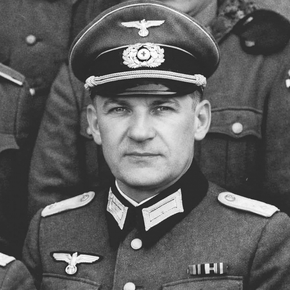 Nel 1942, il maggiore della Wehrmacht tedesca Albert Battel bloccò un convoglio delle SS su un ponte nella Przemyśl occupata, in Polonia, fermando la deportazione di centinaia di ebrei da un ghetto sigillato. Quando gli ufficiali delle SS chiesero: 