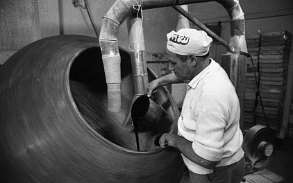 Lavorazione del cioccolato presso lo stabilimento Elite in Israele, 1983. Dalla Collezione Dan Hadani, Collezione Nazionale di Fotografia della Famiglia Pritzker, Biblioteca Nazionale d’Israele.
